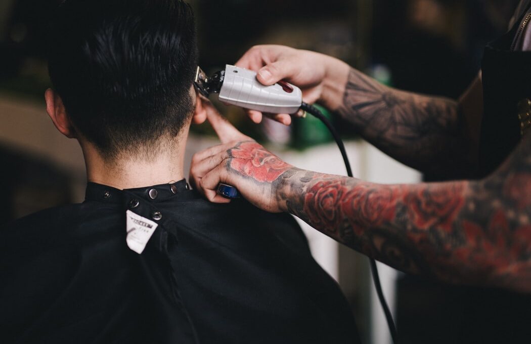 Pessoa cortando o cabelo com a melhor máquina de cortar cabelos e barba.