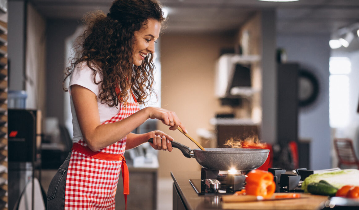 Mulher preparando refeição na cozinha