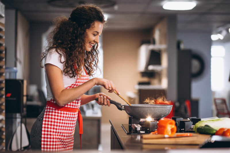 Mulher preparando refeição na cozinha
