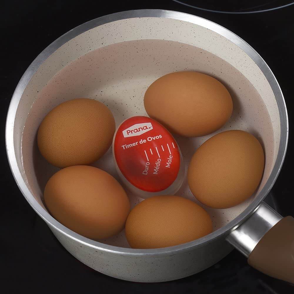 Timer para ovos dentro de uma panela com outros ovos.