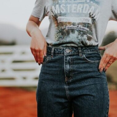 Mulher utilizando roupa com tendências anos 90