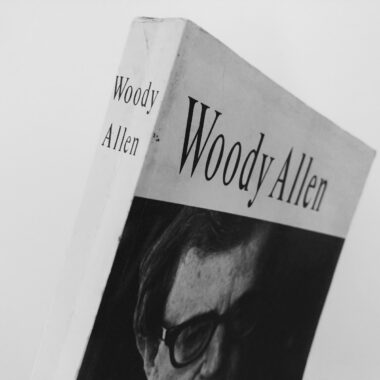 Foto da capa da biografia de Woody Allen, escrita por Eric Lax.