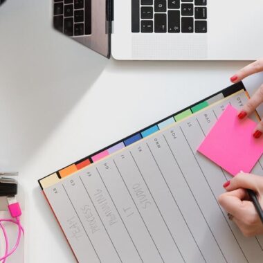 Mãos femininas escrevendo em planner 2021