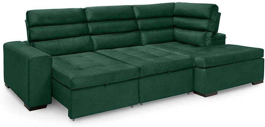 Sofá verde, retrátil e de canto, com capacidade para mais de três pessoas.