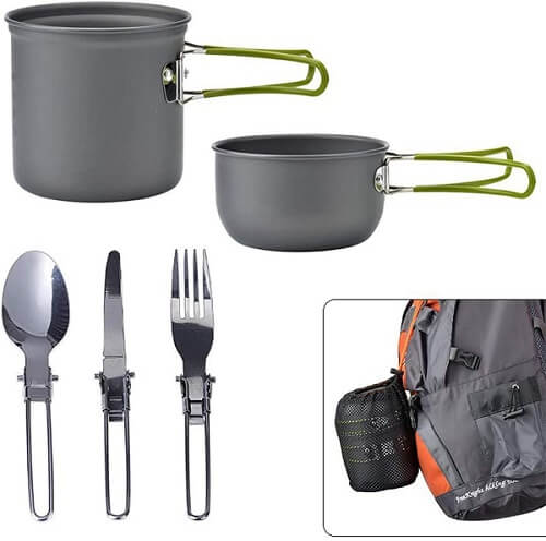 Kit de cozinha para camping com duas panelas antiaderentes com alças dobráveis e três talheres de inox com cabos dobráveis.