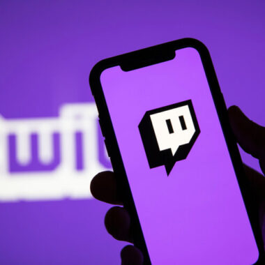 celular com a logo da twitch