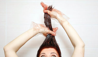 Mulher pintando o cabelo de ruivo