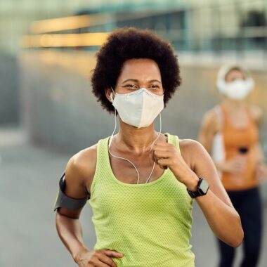 corredores correndo com máscara de proteção