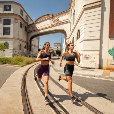 mulheres correndo com bermuda authen pelas ruas do rio de janeiro