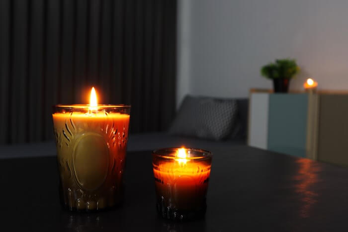 Velas aromáticas iluminando um ambiente