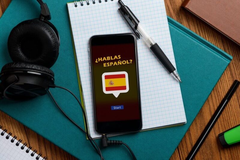 Celular com bandeira da espanha escrito "Hablas español?"