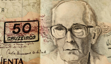 Foto de uma note de 50 cruzeiros com a imagem de um dos maiores escritores mineiros, Carlos Drummond de Andrade.